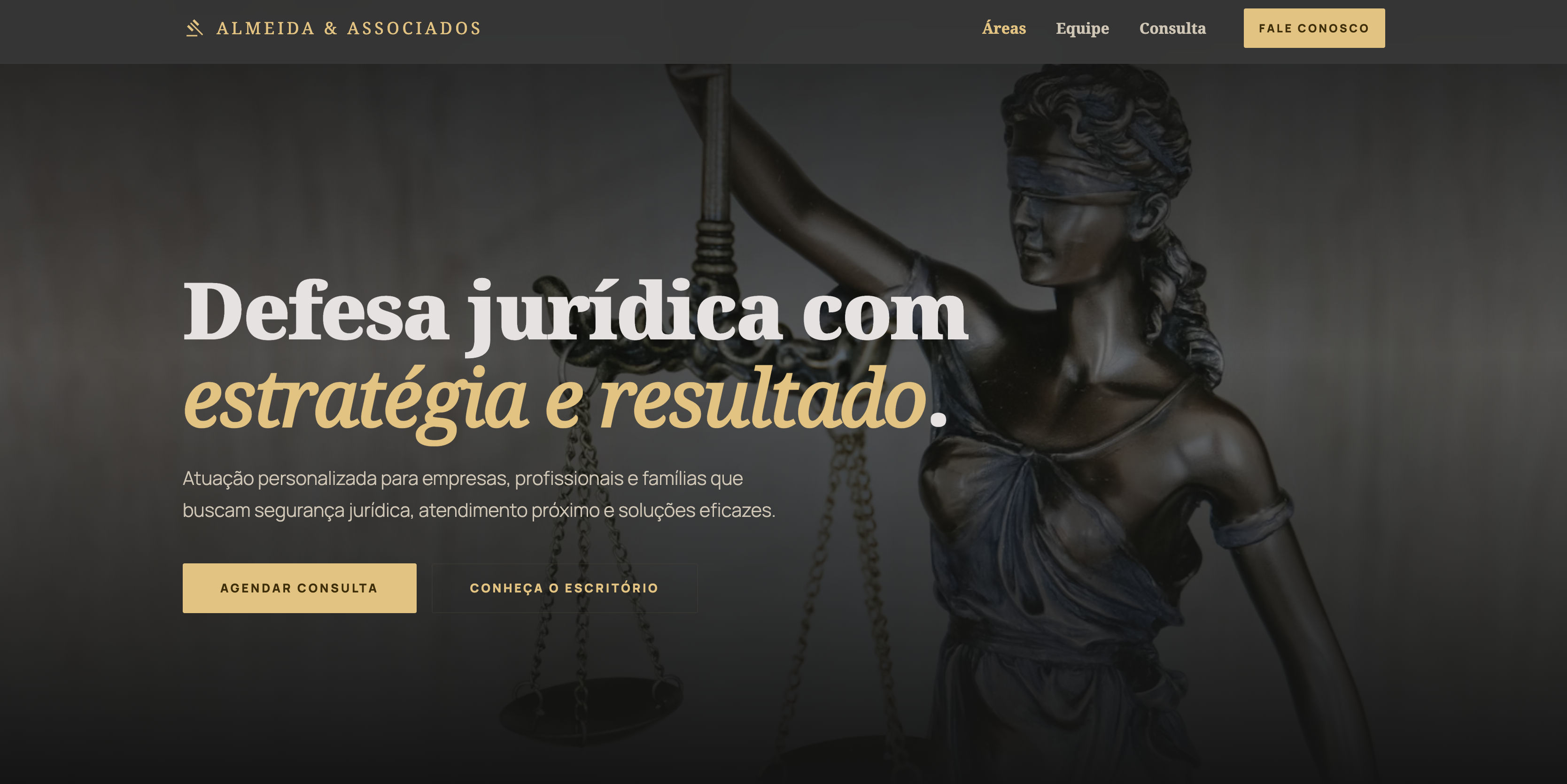 Biblioteca jurídica clássica com iluminação dourada